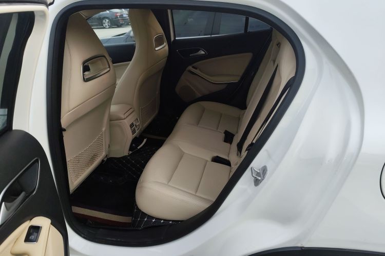 奔驰GLA 2015款 GLA 200 动感型中控内饰21