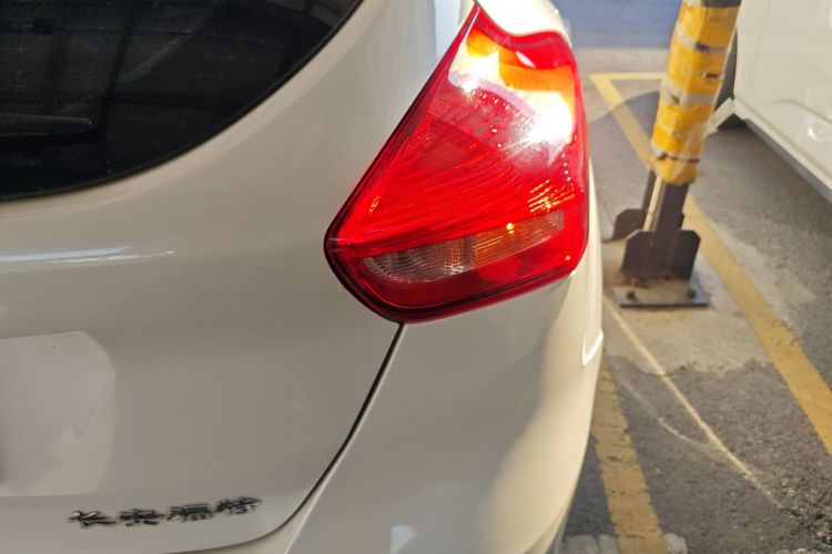 福特 福克斯 2018款 两厢经典 1.6L 自动风尚型智行版车身外观6006