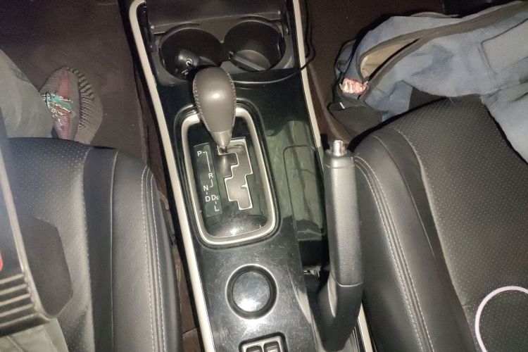 三菱 欧蓝德 2018款 2.0L 两驱荣耀版 5座中控内饰18