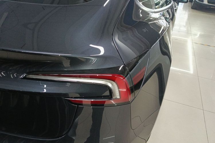 特斯拉 Model 3 2025款 改款 后轮驱动版车身外观9