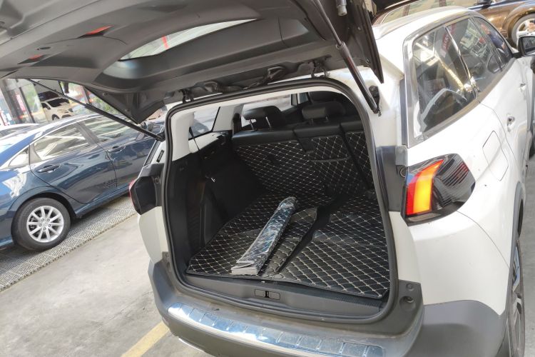 标致5008 2017款 380THP 7座精英版机舱底盘23