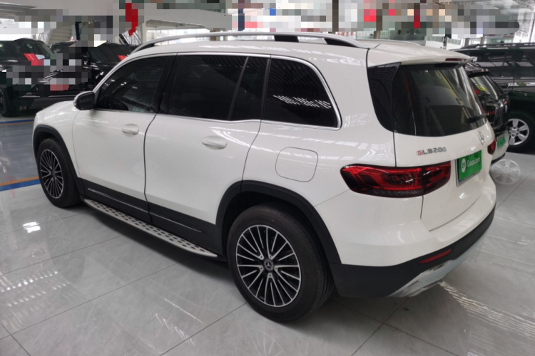 奔驰GLB 2023款 改款 GLB 200 动感型车身外观4