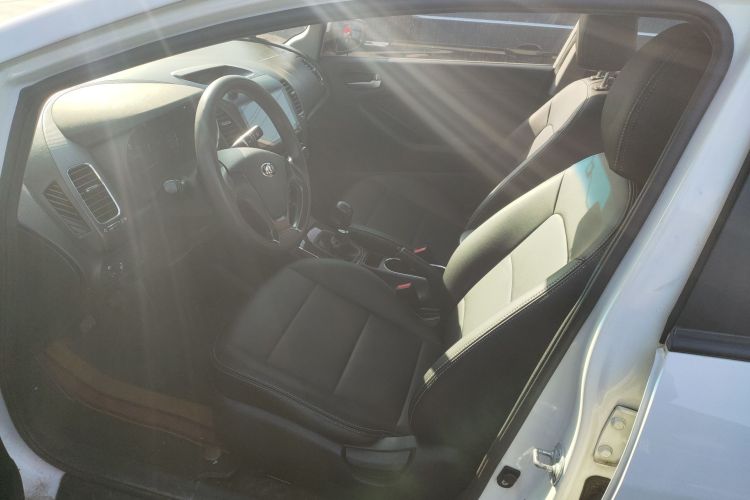 起亚K3 2016款 1.6L 手动GL中控内饰19