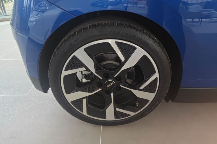 电动MINI COOPER 2024款 452km COOPER SE 艺术家车身外观6008