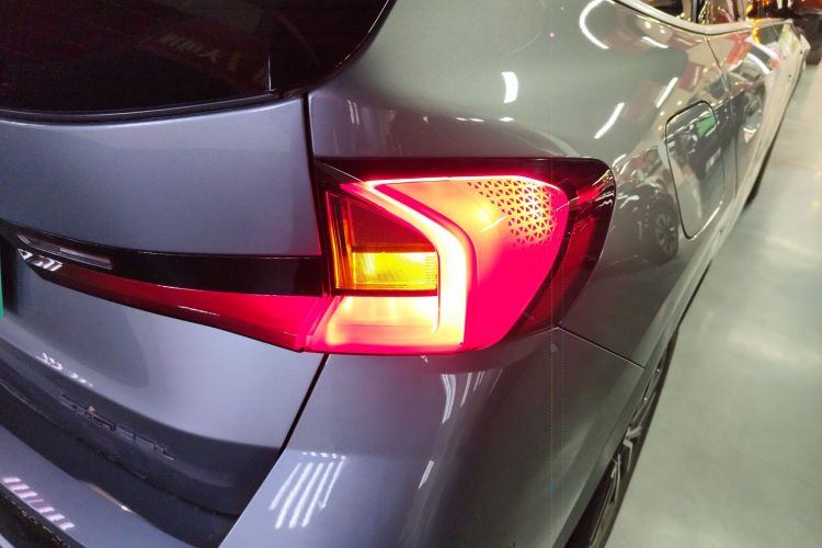 宝马iX1 2023款 eDrive25L M运动套装车身外观9