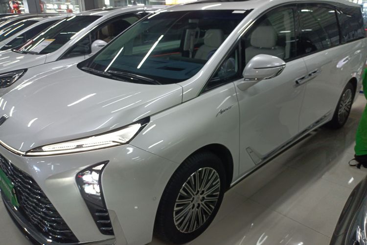 别克GL8新能源 2024款 陆尊 奢享版 6座车身外观4