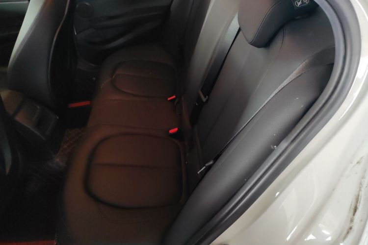 宝马1系 2019款 118i 时尚型中控内饰21