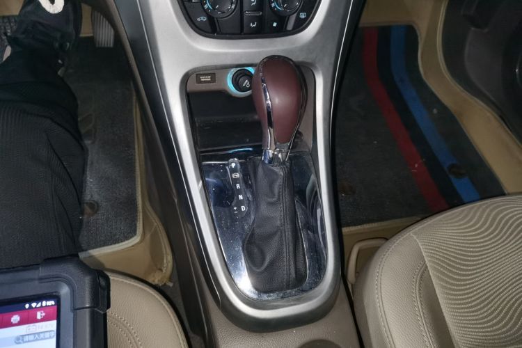 别克 英朗 2013款 GT 1.6L 自动时尚版中控内饰18