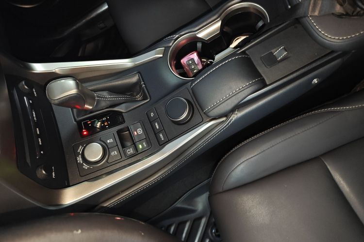 雷克萨斯NX 2015款 200 全驱 锋尚版中控内饰11