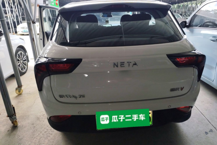 哪吒汽车 哪吒V 2021款 标准续航版升级型车身外观6