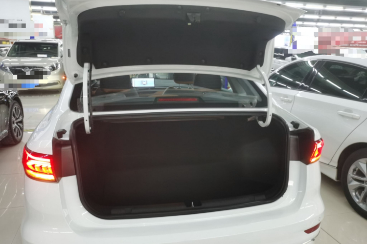 吉利汽车 帝豪 2025款 第4代 1.5L CVT旗舰型机舱底盘23