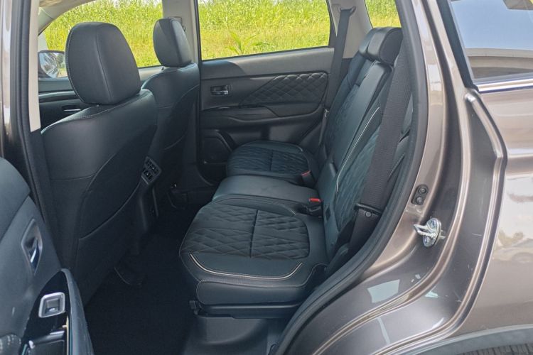 三菱 欧蓝德 2020款 2.4L 四驱致享版 7座中控内饰7004