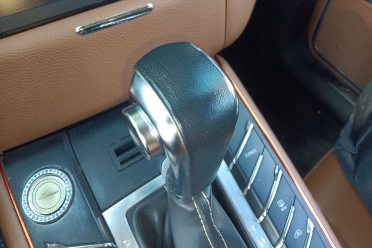 众泰SR9 2017款 2.0T 自动极致之心版中控内饰18