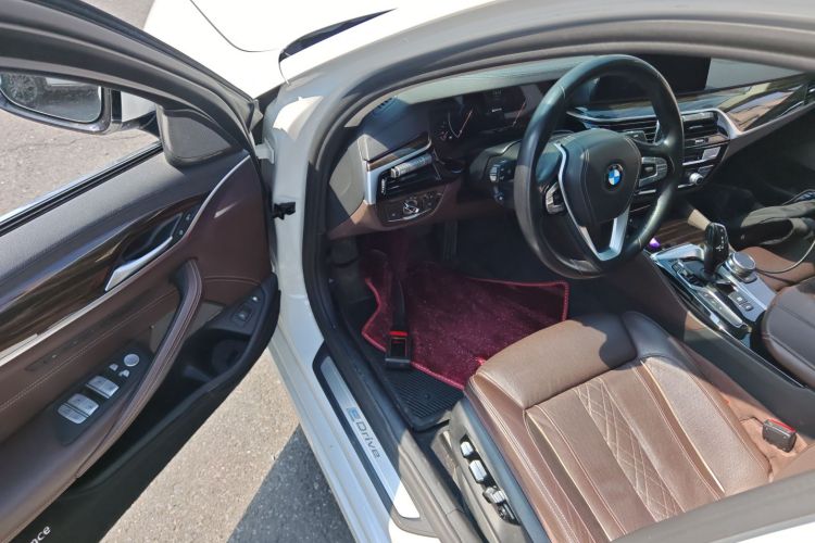 宝马5系新能源 2019款 改款 530Le 先锋版中控内饰20