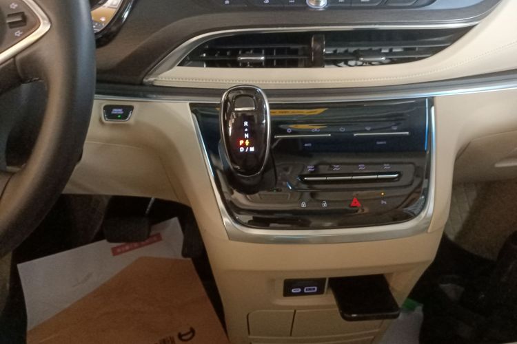 别克GL8 2023款 陆上公务舱 652T 豪华型中控内饰18