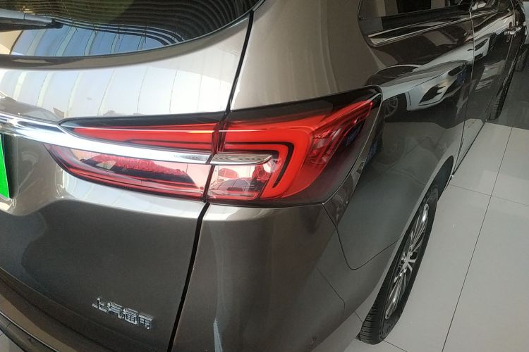 别克GL8 2022款 陆上公务舱 652T 尊贵型车身外观9