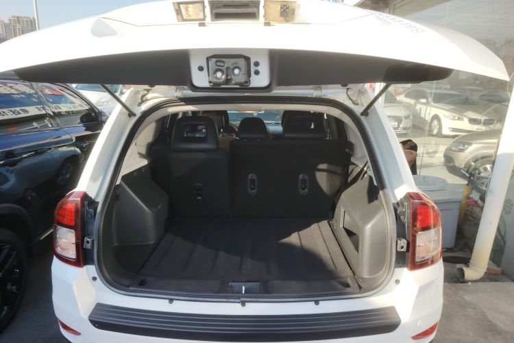 Jeep 指南者(进口) 2015款 2.0L 两驱运动版局部细节23