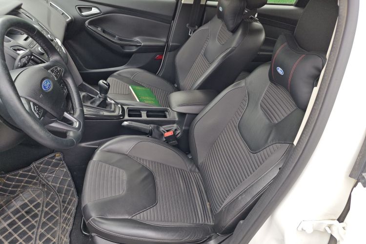 福特 福克斯 2015款 三厢 1.6L 手动风尚型中控内饰19