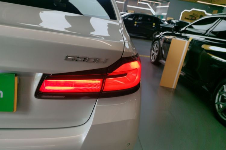 宝马5系 2023款 530Li 领先型 M运动套装车身外观9