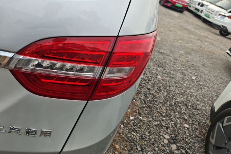 别克GL8 2014款 3.0L GT豪华商务豪雅版车身外观9