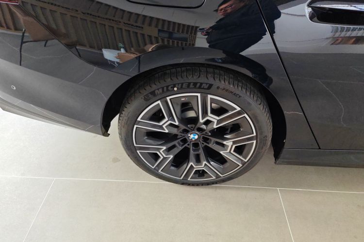 宝马5系 2026款 530Li 尊享型 M运动套装车身外观6002