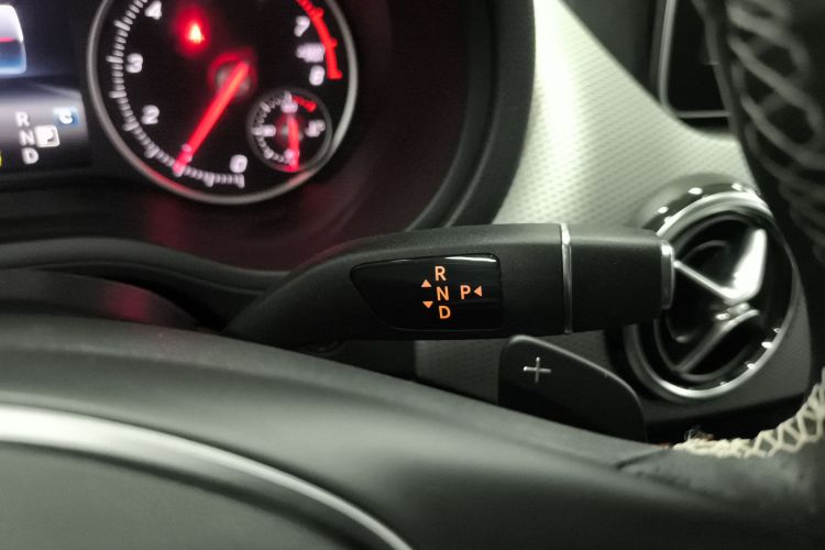 奔驰B级 2018款 B 200 动感型中控内饰18