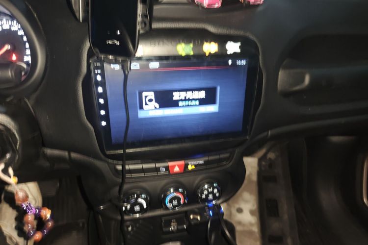 Jeep 自由侠 2017款 180T 自动高能版中控内饰16