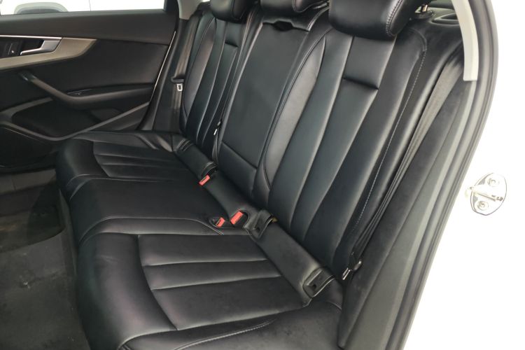 奥迪A4L 2019款 40 TFSI 进取型 国VI中控内饰7004