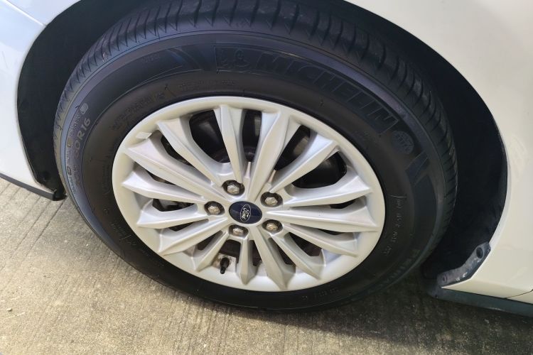 福特 福克斯 2019款 两厢 EcoBoost 180 自动锋潮型车身外观35