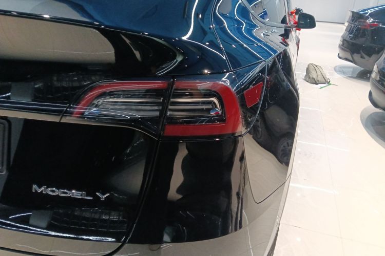 特斯拉 Model Y 2021款 长续航全轮驱动版车身外观9