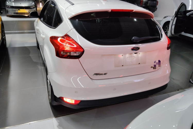 福特 福克斯 2018款 两厢经典 1.6L 自动风尚型智行版车身外观6