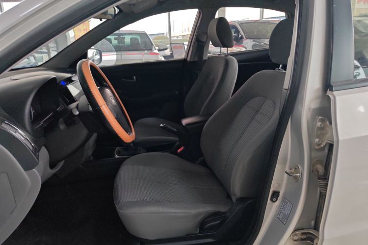 现代 悦动 2015款 1.6L 手动舒适型中控内饰19