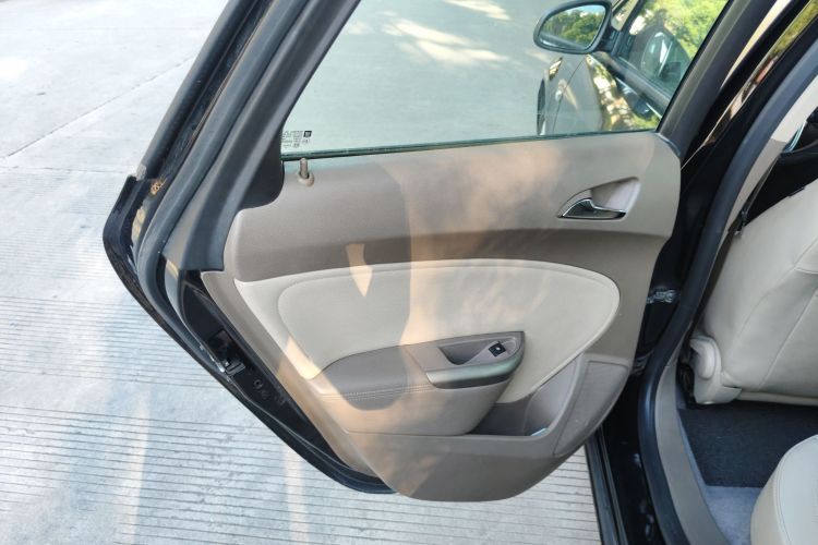 别克 英朗 2013款 GT 1.6L 自动时尚版中控内饰49