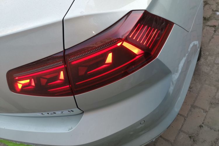 大众 迈腾 2023款 200万辆纪念版 330TSI DSG领先型车身外观9