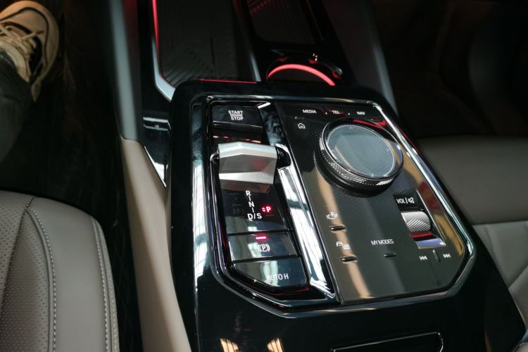 宝马5系 2025款 530Li 领先型 M运动套装中控内饰18