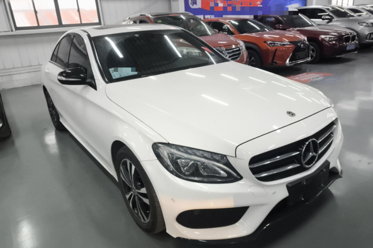 奔驰C级 2018款 C 200 运动版车身外观3