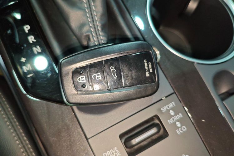 丰田 皇冠陆放 2022款 2.0T 四驱劲耀版中控内饰11