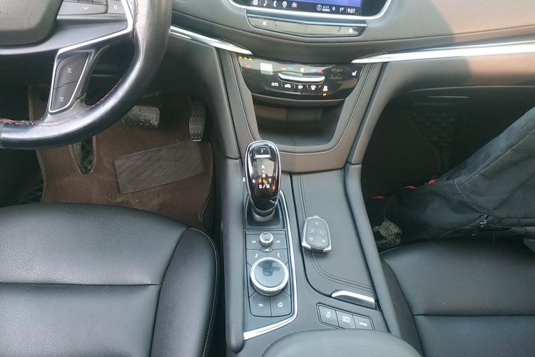 凯迪拉克XT5 2022款 2.0T 两驱豪华型中控内饰18