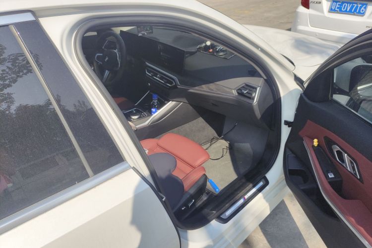 宝马3系 2023款 325i M运动套装局部细节9005