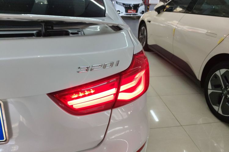 宝马3系GT 2018款 320i 时尚型车身外观9