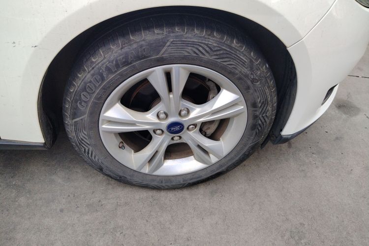 福特 福克斯 2015款 三厢 1.6L 手动舒适型车身外观10