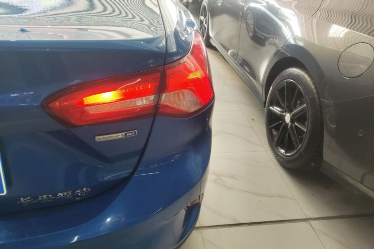 福特 福克斯 2021款 三厢 EcoBoost 180 自动锋潮型车身外观9