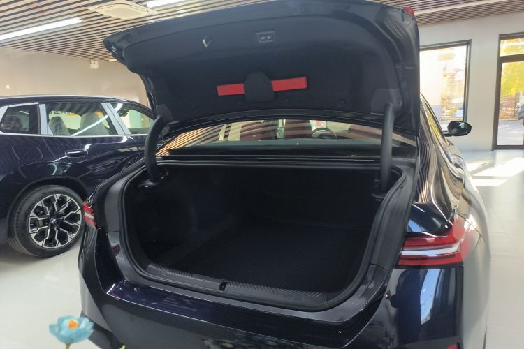 宝马5系 2025款 530Li 领先型 M运动套装机舱底盘23