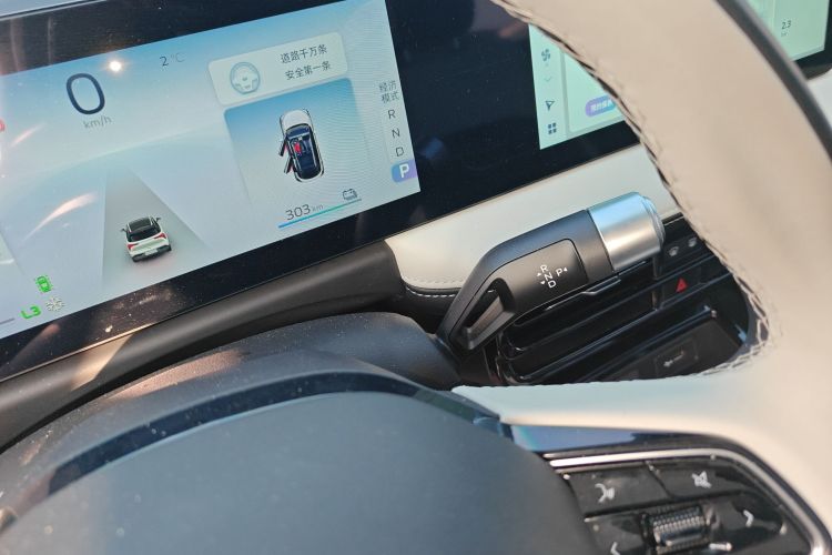 吉利几何E萤火虫 2024款 401km 萤光中控内饰18