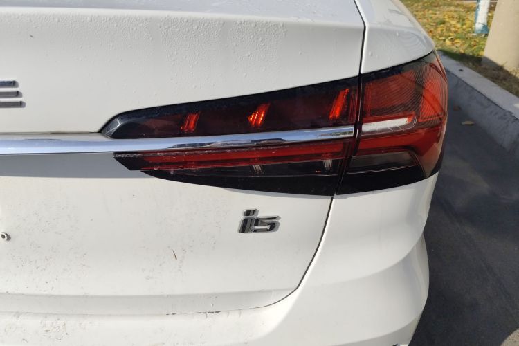 荣威i5 2021款 1.5L CVT铂金版车身外观6006