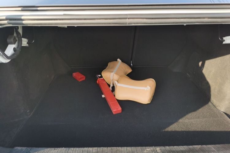 标致308 2019款 230THP 自动豪华版 国V机舱底盘23