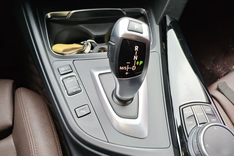 宝马3系 2019款 320Li 时尚型中控内饰18