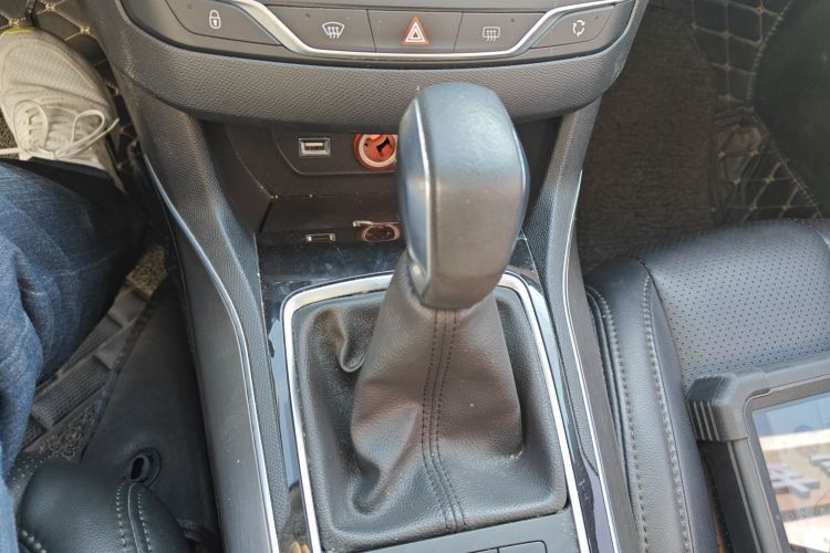 标致408 2015款 1.2T 自动豪华版中控内饰18