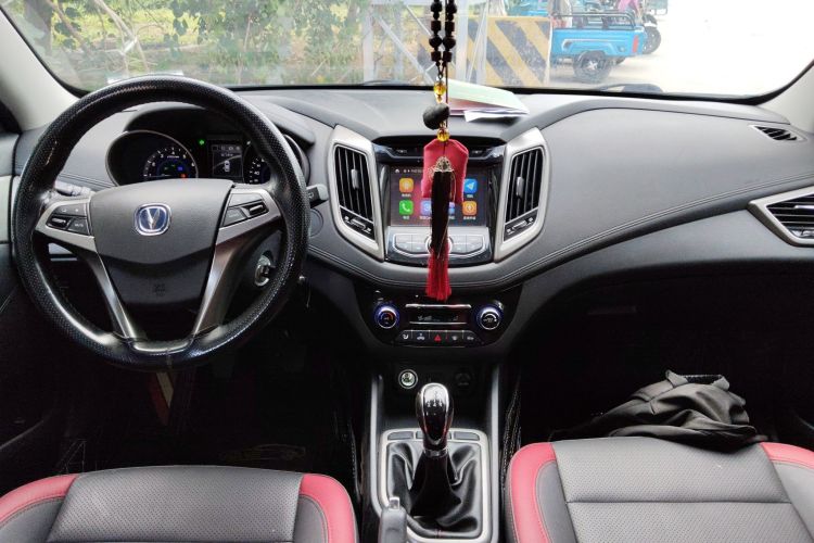 长安 逸动 2016款 XT 1.6L 手动俊酷型中控内饰12