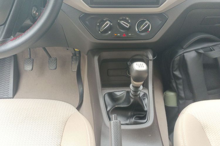 五菱汽车 五菱宏光 2019款 1.5L S标准型国VI LAR中控内饰18